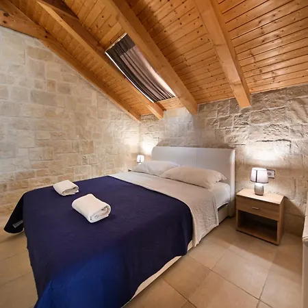 Authentic Stone House, زادار