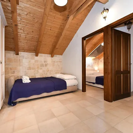 Authentic Stone House, بيت للعطل