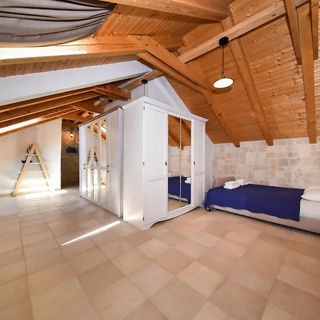 Authentic Stone House, بيت للعطل *