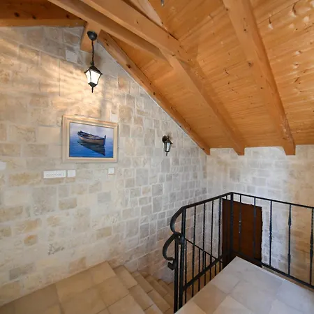 Authentic Stone House, بيت للعطل *