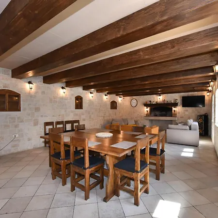 Authentic Stone House, Casa vacanze