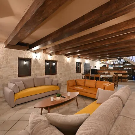 بيت للعطل Authentic Stone House,