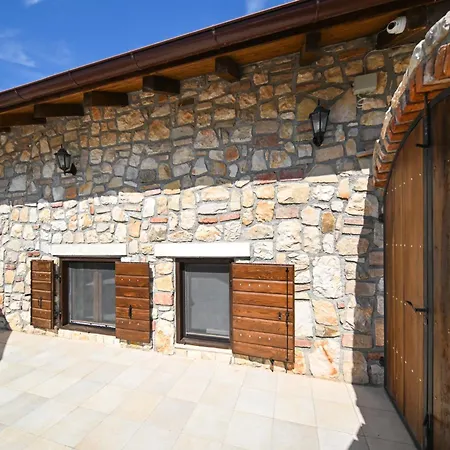 Authentic Stone House, Casa vacanze