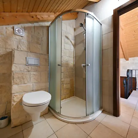 Authentic Stone House, زادار