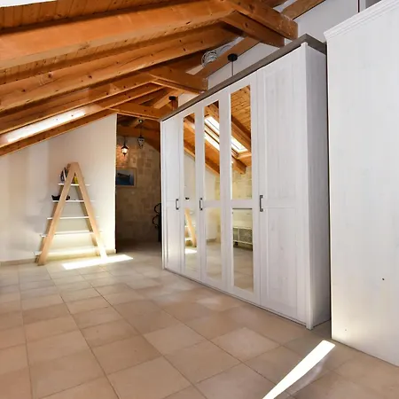 Authentic Stone House, بيت للعطل *