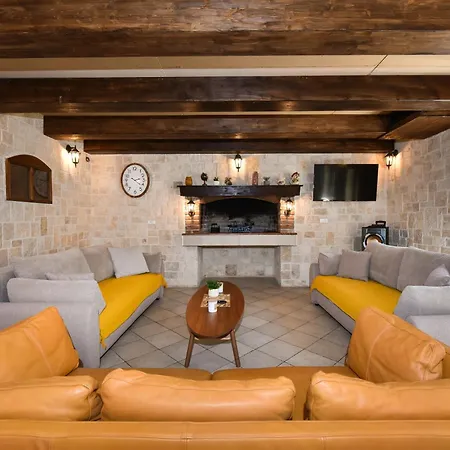 بيت للعطل Authentic Stone House,