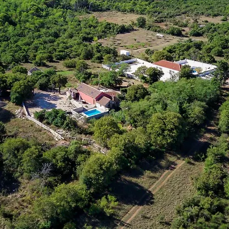 Authentic Stone House, Casa vacanze Zara
