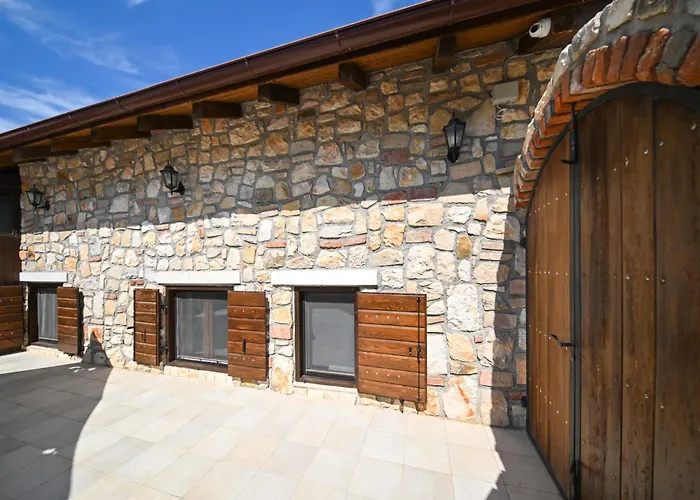 Authentic Stone House, Casa vacanze