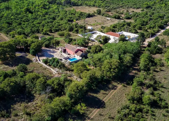 Authentic Stone House, Casa vacanze Zara