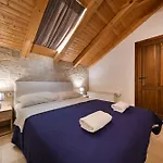Authentic Stone House, Nyaraló Zára