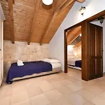 Authentic Stone House, Nyaraló