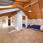 Authentic Stone House, Nyaraló *