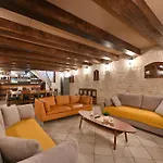 Authentic Stone House, Nyaraló *