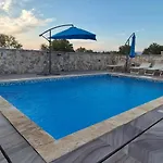 Authentic Stone House, Nyaraló *